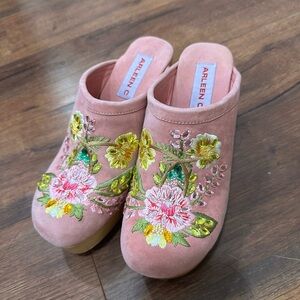 Brand New Arleen C Pink Clogs Size 7